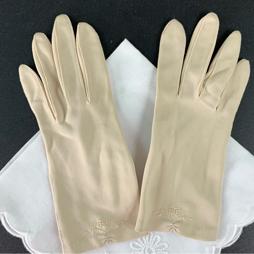 Vintage Embroidered cream cloth gloves.